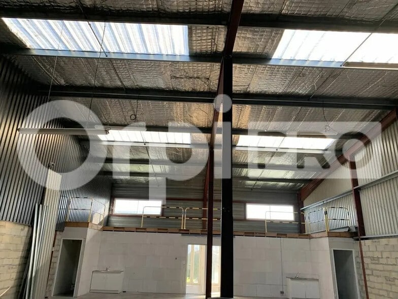 Local d'activités dans SAINT-JEAN-D'ILLAC à vendre - Photo intérieure – Image 2 sur 5