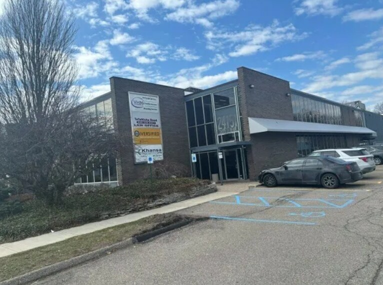 24151 Telegraph Rd, Southfield, MI à louer - Photo de l’immeuble – Image 2 sur 3