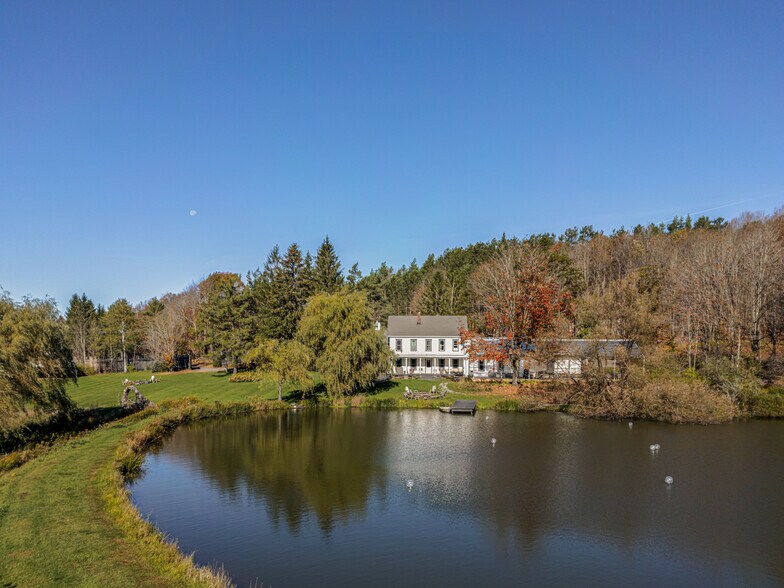 108 HIGH POND Rd, Richmondville, NY à vendre - Photo principale – Image 1 sur 83