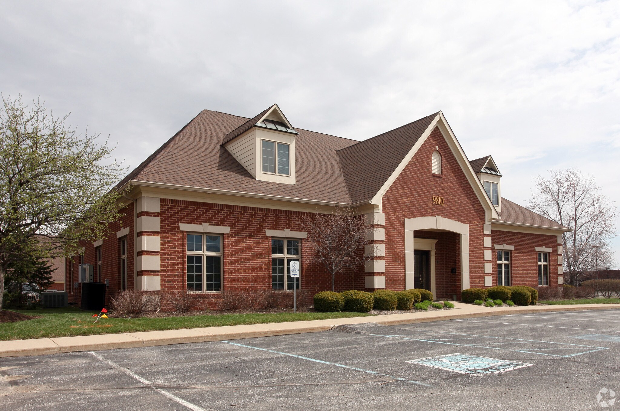 9810 Westpoint Dr, Indianapolis, IN à louer Photo de l’immeuble– Image 1 sur 16