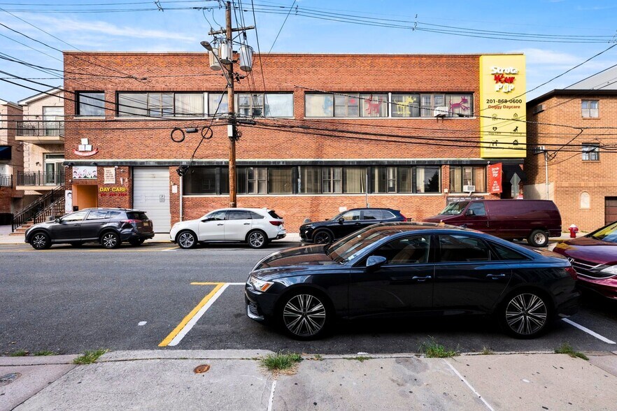 72 68th St, Guttenberg, NJ à louer - Photo de l’immeuble – Image 2 sur 28