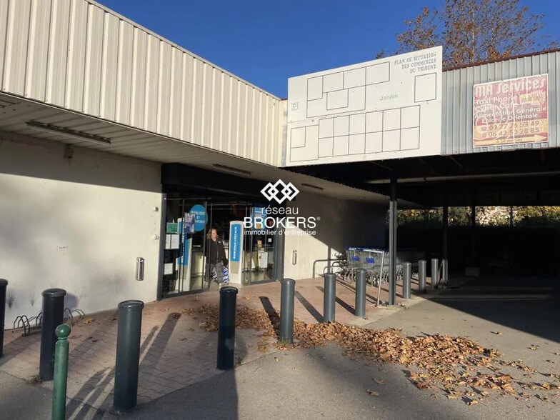 Local commercial dans Saint-Martin-de-Crau à louer - Photo de l’immeuble – Image 2 sur 8