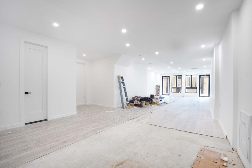 141 Meserole St, Brooklyn, NY à louer - Photo de l’immeuble – Image 3 sur 5