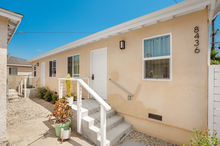 8430 Wiley Post Ave, Los Angeles, CA à vendre - Photo principale – Image 1 sur 26