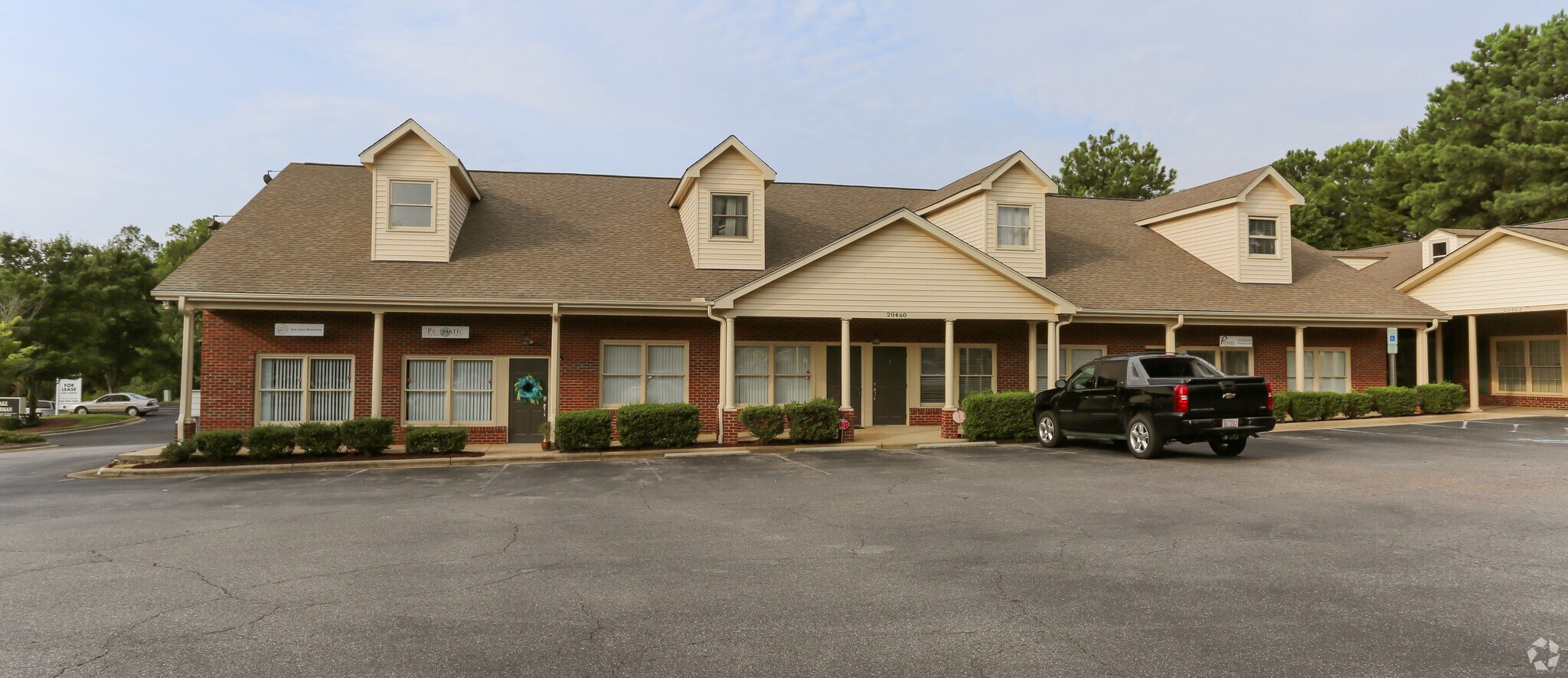 20460 Chartwell Center Dr, Cornelius, NC à louer Photo principale– Image 1 sur 18