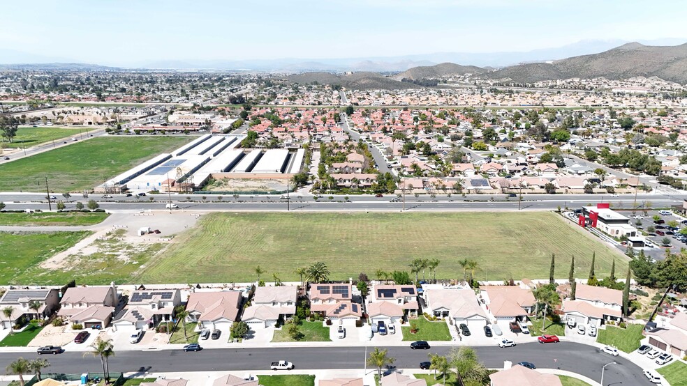 27195 Newport Rd, Menifee, CA à vendre - Photo de l’immeuble – Image 2 sur 3