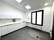 Une cuisine moderne et lumineuse avec des finitions élégantes.