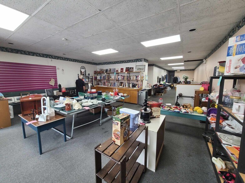 5014 50 Av, Ponoka, AB à louer - Photo intérieure – Image 2 sur 5
