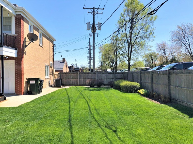 5508 S Brainard Ave, Countryside, IL à louer - Photo de l’immeuble – Image 3 sur 17