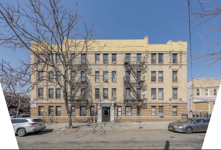 2594 42nd St, Astoria, NY à vendre - Photo de l’immeuble – Image 2 sur 11