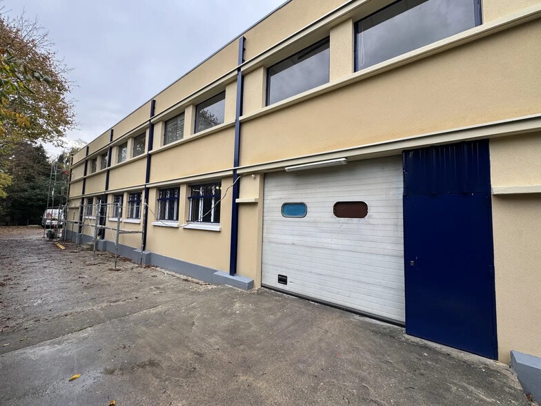 Local d’activités dans Eaubonne à louer - Photo de l’immeuble – Image 1 sur 12