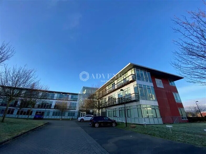 Bureau dans Voisins-le-Bretonneux à louer - Photo de l’immeuble – Image 1 sur 7