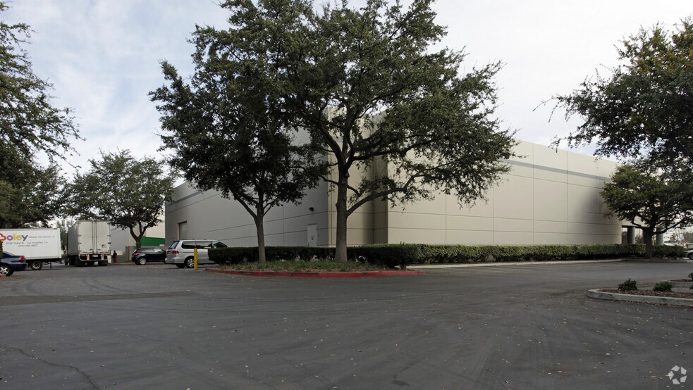 14042 Central Ave, Chino, CA à louer - Photo de l’immeuble – Image 3 sur 4