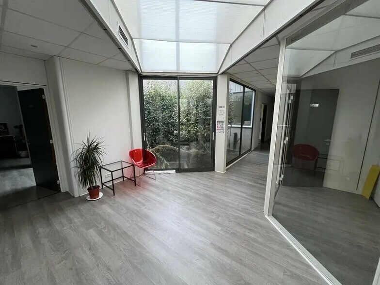 Bureau dans LES MILLES à louer - Photo de l’immeuble – Image 1 sur 9