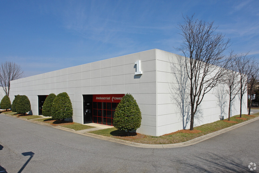 2606 Phoenix Dr, Greensboro, NC à louer - Photo principale – Image 1 sur 10