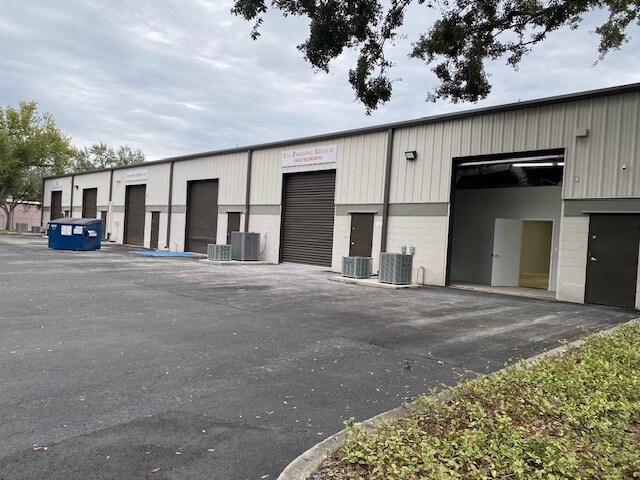 8308-8318 N Saulray St, Tampa, FL à louer - Photo de l’immeuble – Image 3 sur 4