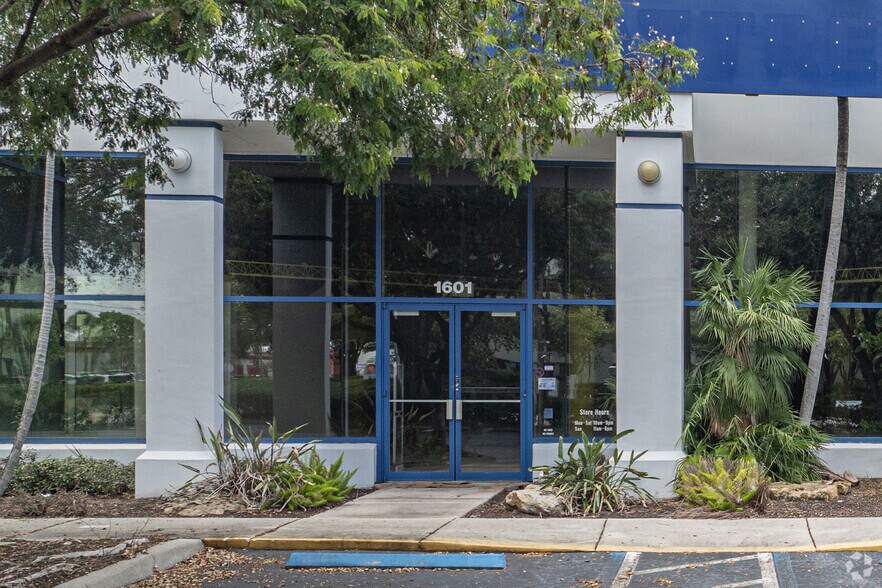 1601-1605 W Oakland Park Blvd, Oakland Park, FL à louer - Photo de l’immeuble – Image 3 sur 16