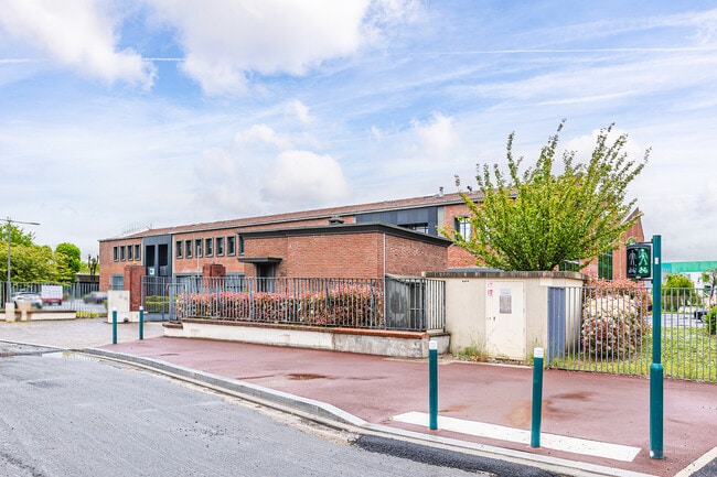 Plus de détails pour Local d'activités à louer