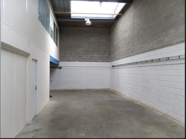 Plus de détails pour 6 Rue Des Freres Lumiere, Jouy-le-Moutier - Local d’activités à vendre