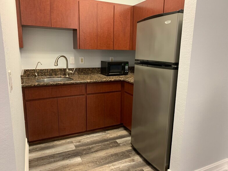 3937 Tampa Rd, Oldsmar, FL à louer - Photo de l’immeuble – Image 3 sur 50