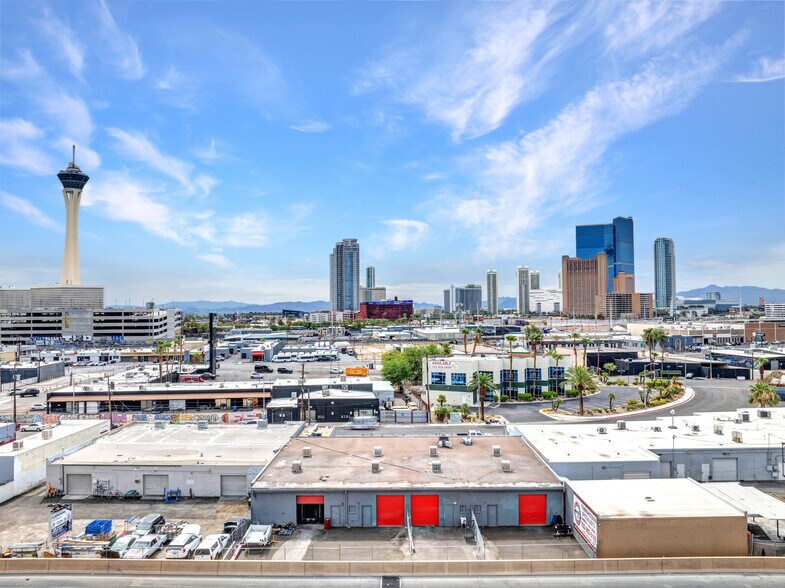 2120 Highland Ave, Las Vegas, NV à louer - Photo de l’immeuble – Image 1 sur 8