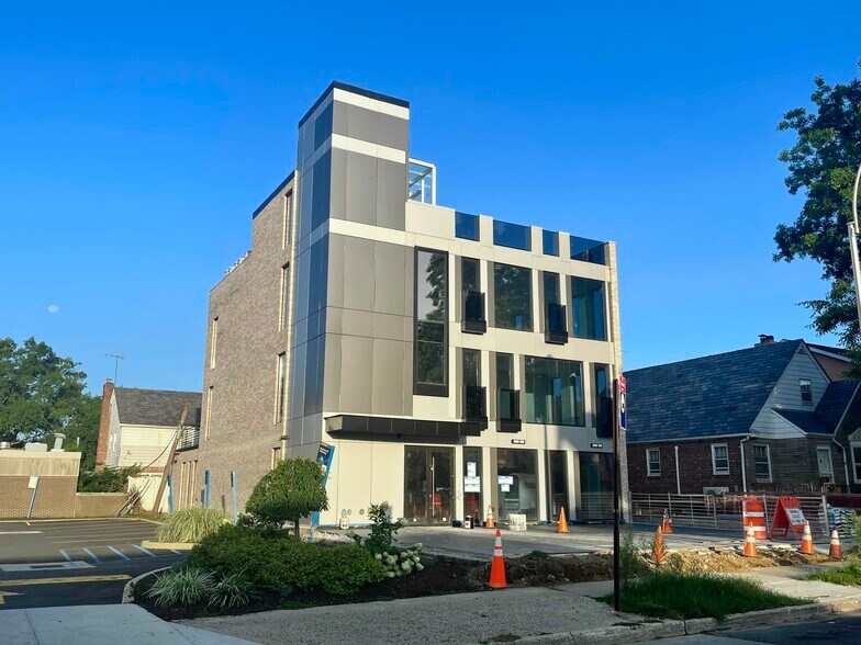 7560 188th St, Fresh Meadows, NY à louer - Photo de l’immeuble – Image 2 sur 8