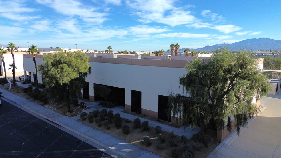 72099 North Shore St, Thousand Palms, CA à louer - Photo de l’immeuble – Image 2 sur 5