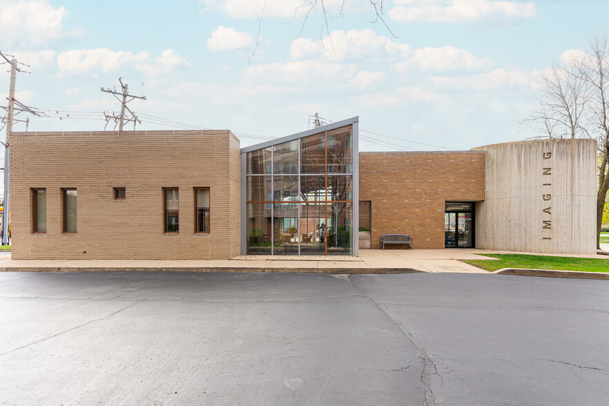 11 N Roselle Rd, Roselle, IL à louer - Photo de l’immeuble – Image 1 sur 30