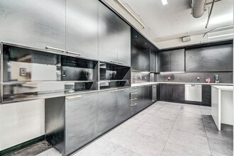 215 Rue Saint-Jacques, Montréal, QC à louer Photo de l’immeuble– Image 2 sur 11