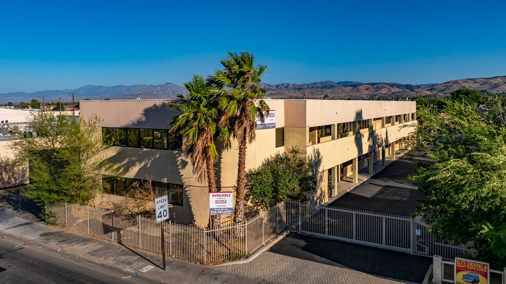 310 E Palmdale Blvd, Palmdale, CA à vendre - Photo de l’immeuble – Image 1 sur 33