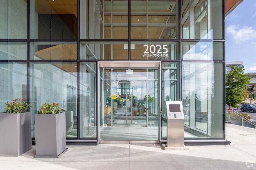 4402 Skyline Dr, Burnaby, BC à louer - Photo de l’immeuble – Image 3 sur 8