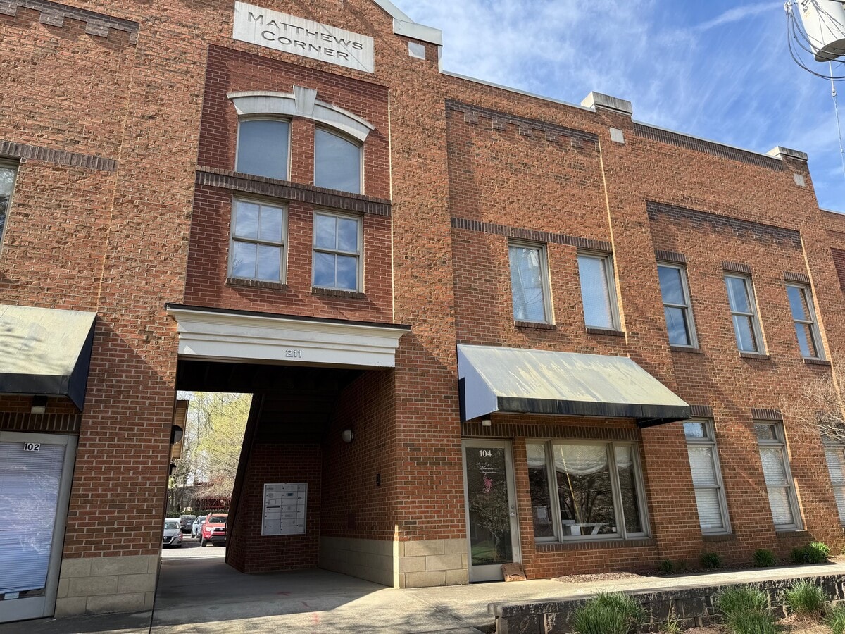 211 W Matthews St, Matthews, NC 28105 - Lot 204 -  - Photo intérieure - Image 1 of 14