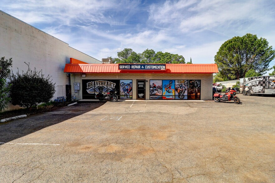 2418 Victor Ave, Redding, CA à vendre - Photo principale – Image 1 sur 11