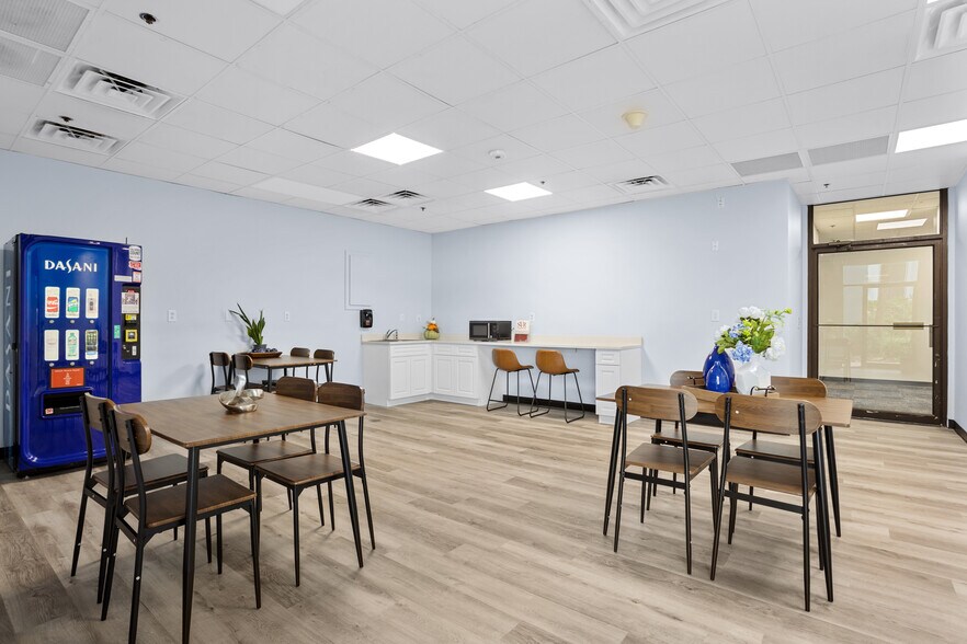 7825 Baymeadows Way, Jacksonville, FL à louer - Photo intérieure – Image 3 sur 4