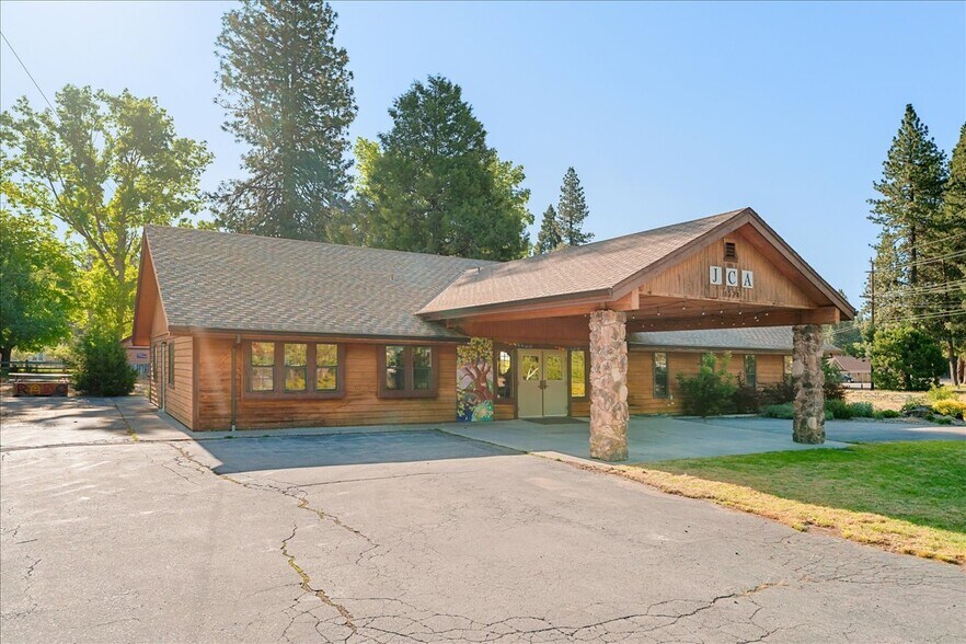 1124 Pine Grove Dr, Mount Shasta, CA à vendre - Photo de l’immeuble – Image 3 sur 32