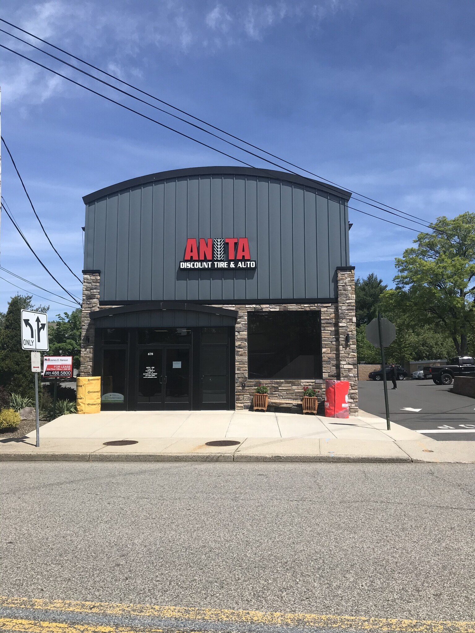 678 Westwood Ave, River Vale, NJ à louer Photo principale– Image 1 sur 7