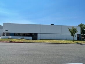 182 Business Center Dr, Corona, CA à louer Photo de l’immeuble– Image 1 sur 9