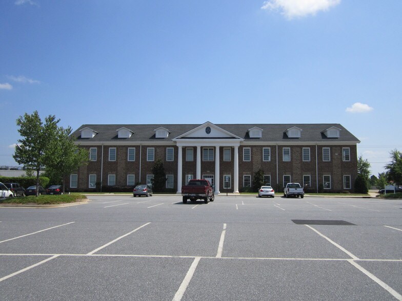 114 Morlake Dr, Mooresville, NC à vendre - Photo de l’immeuble – Image 3 sur 13