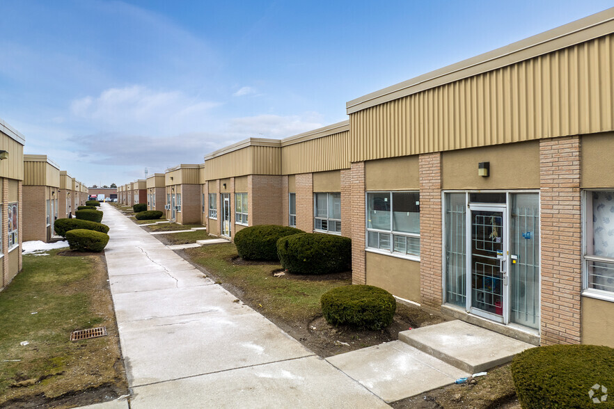 2446 Cawthra Rd, Mississauga, ON à louer - Photo de l’immeuble – Image 3 sur 4