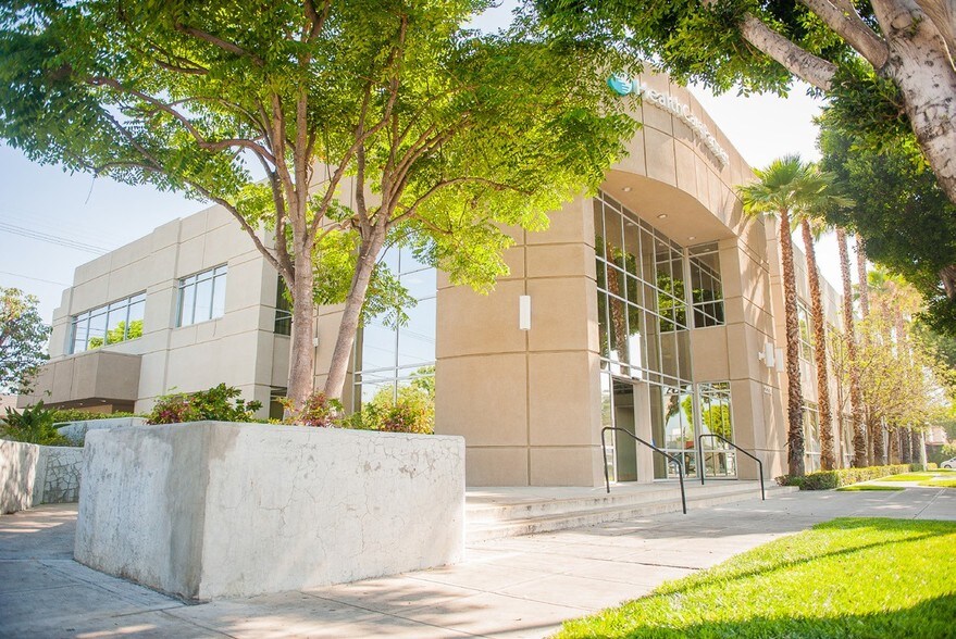 2211 W Magnolia Blvd, Burbank, CA à louer - Photo de l’immeuble – Image 1 sur 5