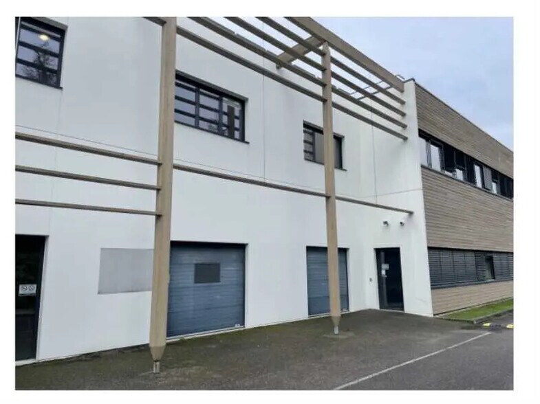 Local d’activités dans Saint-Priest à louer - Photo de l’immeuble – Image 3 sur 3