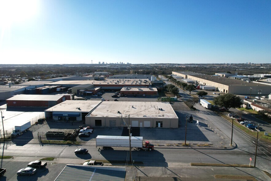 4254-4258 Director Dr, San Antonio, TX à vendre - Photo de l’immeuble – Image 2 sur 6