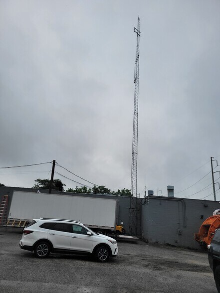 114 Railroad St, Huntington Station, NY à louer - Photo de l’immeuble – Image 3 sur 4