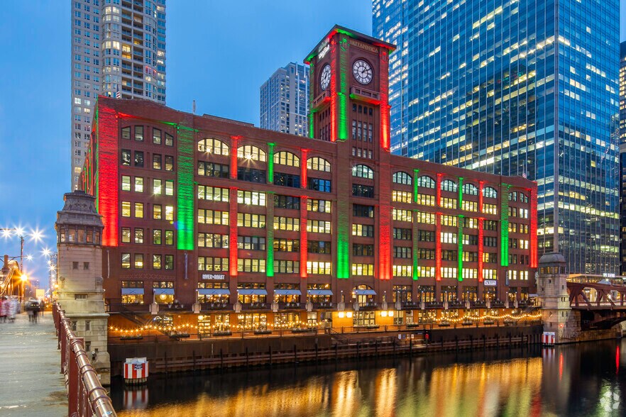 325 N LaSalle St, Chicago, IL à louer - Photo de l’immeuble – Image 1 sur 10