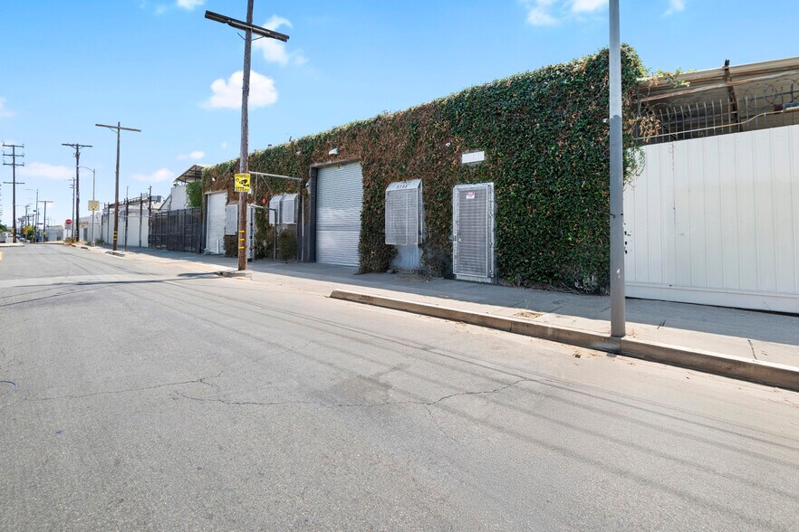3238 Union Pacific Ave, Los Angeles, CA à louer - Photo de l’immeuble – Image 3 sur 26
