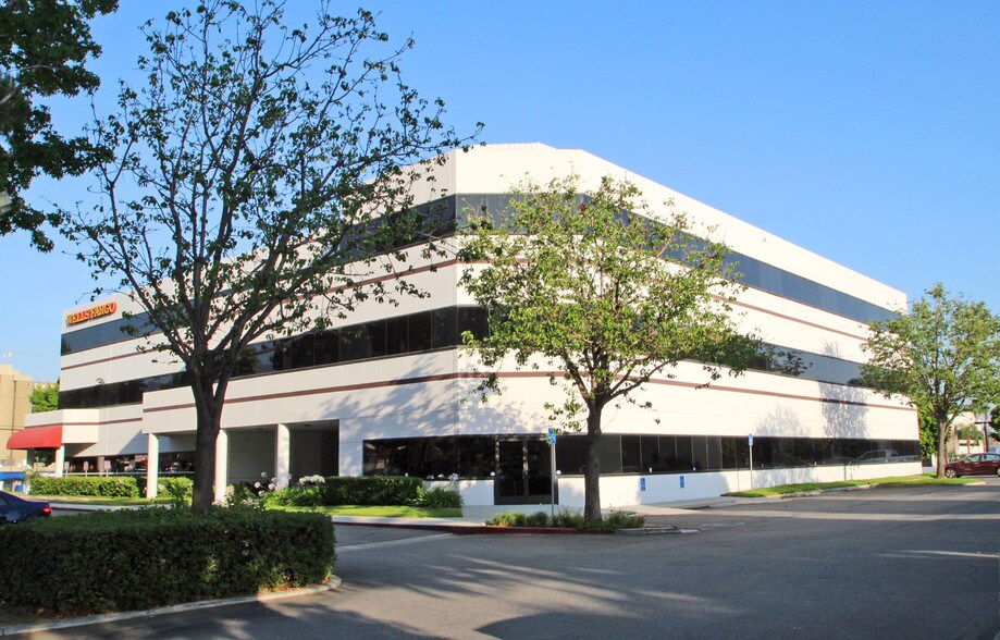 444 E Huntington Dr, Arcadia, CA à louer - Photo de l’immeuble – Image 2 sur 9