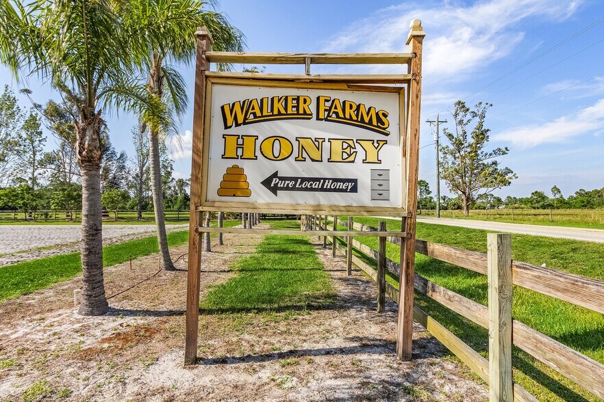 17131 Slater Rd, North Fort Myers, FL à vendre - Photo de l’immeuble – Image 1 sur 42