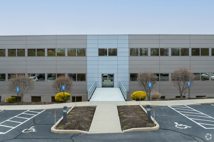 1300 Highland Corporate Dr, Cumberland, RI à louer - Photo de l’immeuble – Image 2 sur 4