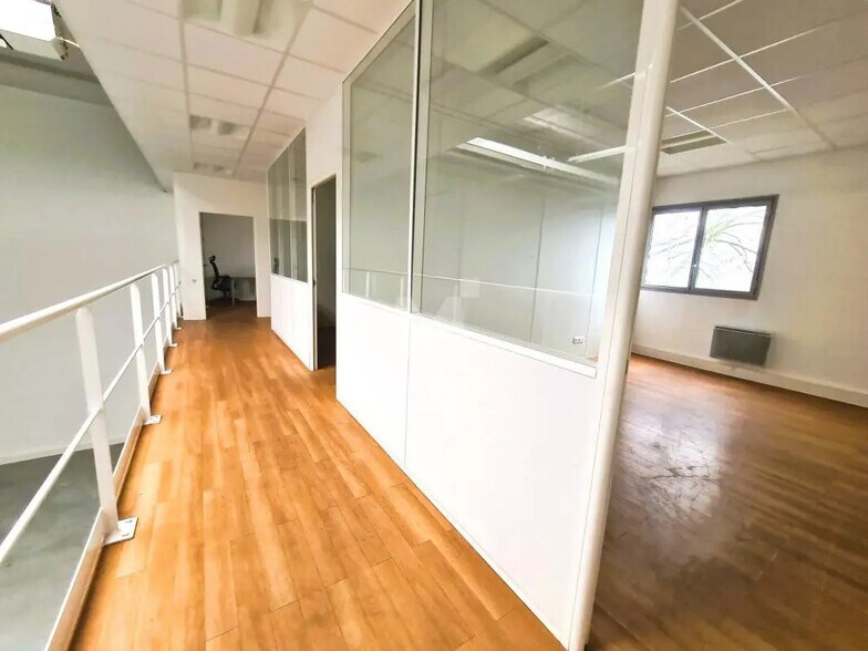 Local d’activités dans Palaiseau à louer - Photo de l’immeuble – Image 3 sur 8