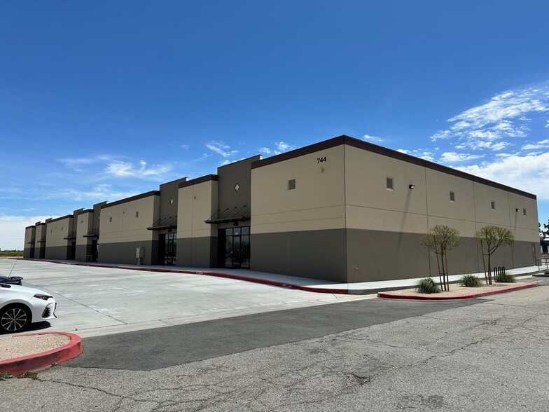 744 Avenue L-6 Avenue L-6, Lancaster, CA à louer - Photo de l’immeuble – Image 3 sur 7